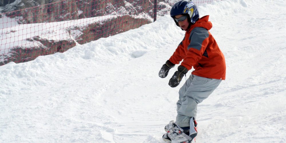 jeune enfant pratiquant le snowboard jeune enfant pratiquant le snowboard